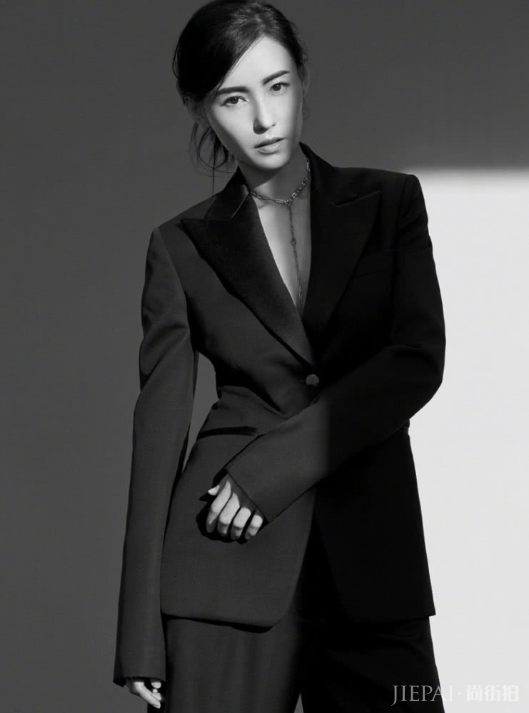 张柏芝登时尚杂志封面，蛋糕裙彰显优雅气质，高贵造型好古典