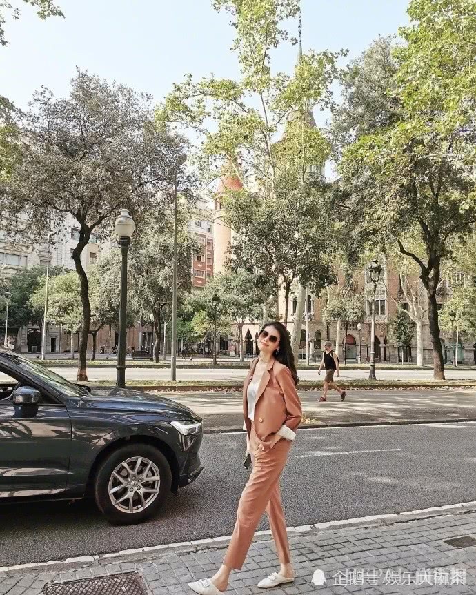 何穗游客照率性潇洒,穿焦糖色西装满满的秋日慵懒感