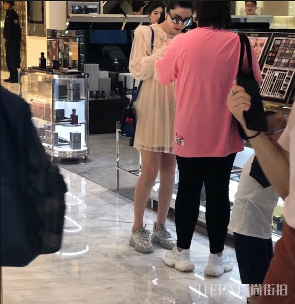 范冰冰上街买口红被偶遇,裙子配运动鞋活力十足
