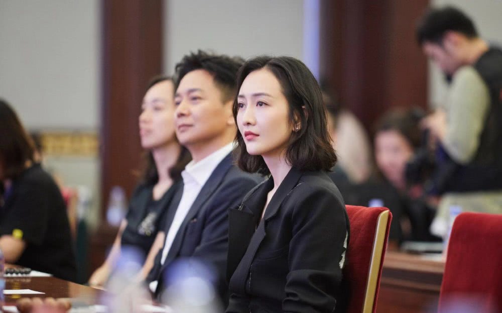 王鸥剪齐肩短发知性优雅,扎半丸子头更气质减龄