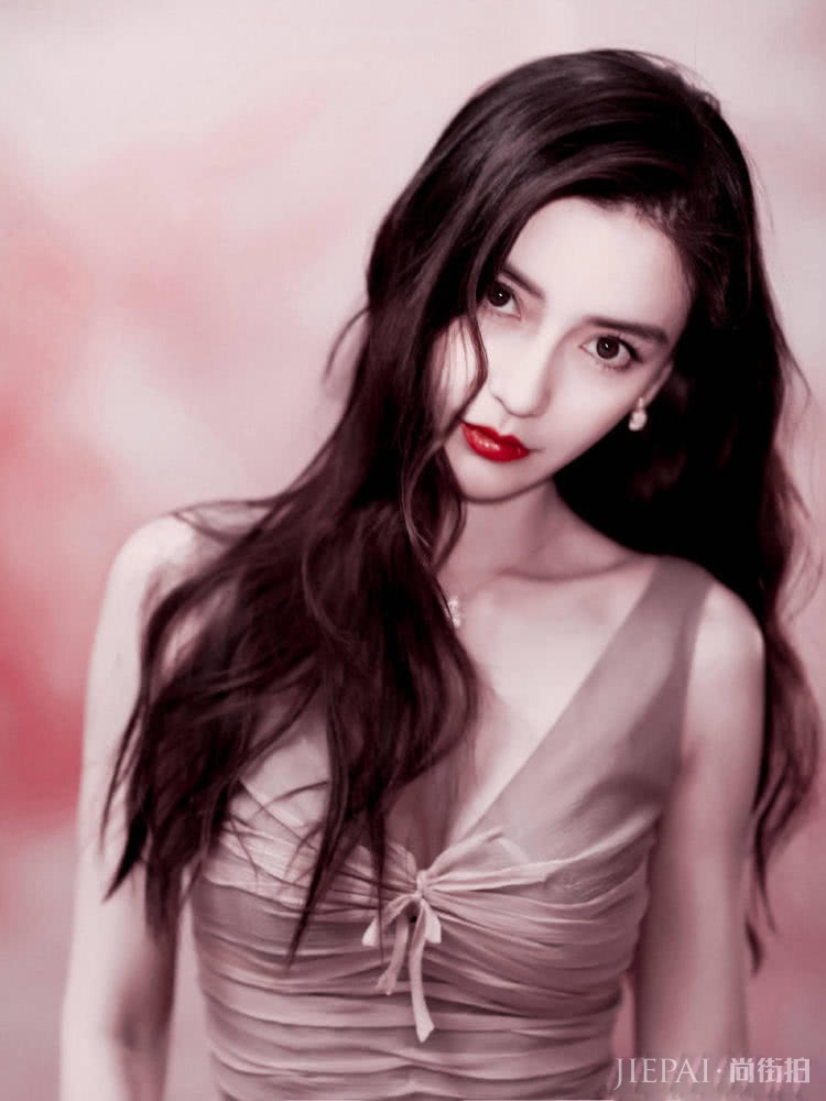 Angelababy同样搭配纱裙，风格差距却这么大？