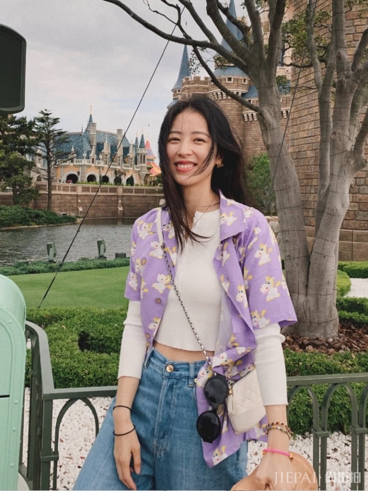 周雨彤多解了颗扣子，居然连Polo衫都变高级了