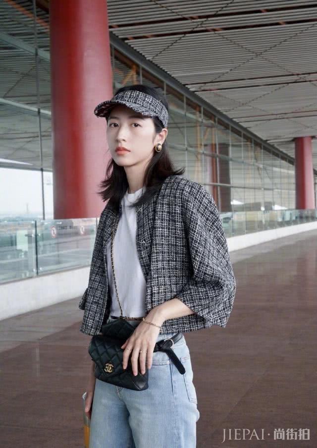 周雨彤轻松驾驭小香风与奶奶花衬衫
