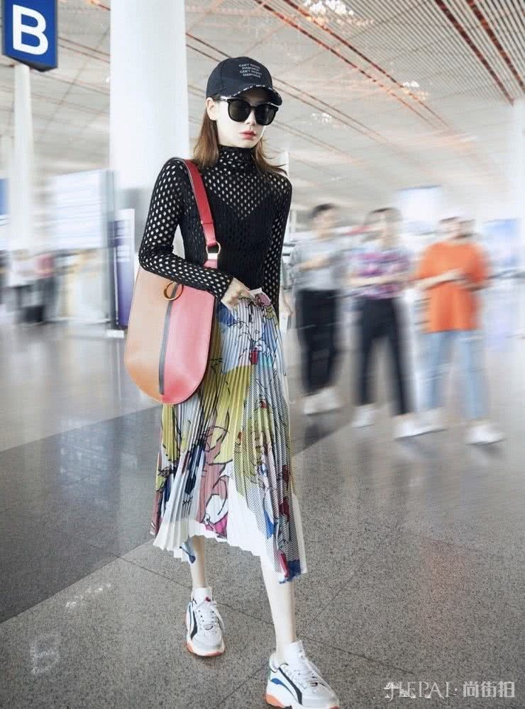 戚薇背着垃圾分类包出门?可爱实用又不失时尚,真不愧是时尚女王