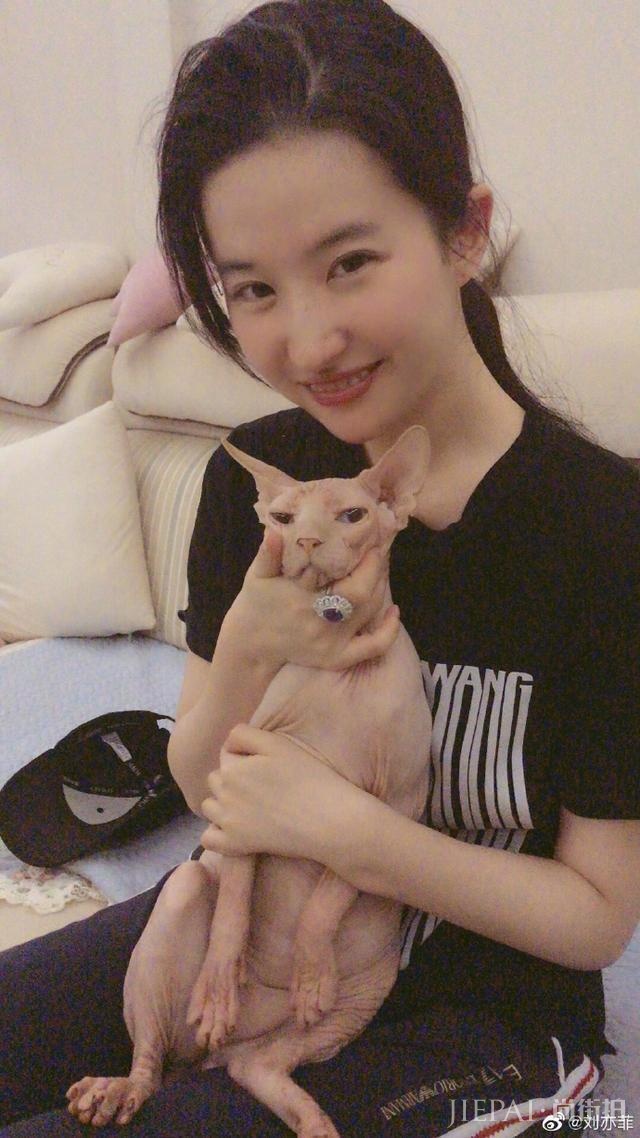 刘亦菲晒照,身材消瘦颜值超高,网友:误以为和杨幂baby旅行