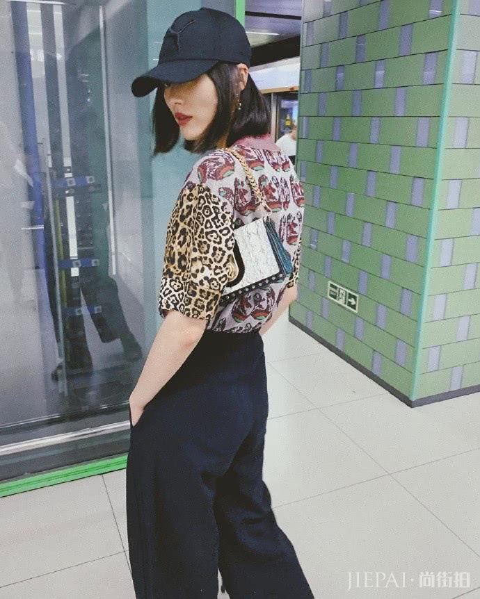刘雯男友长裤走复古风,碎花纽扣上衣考验颜值