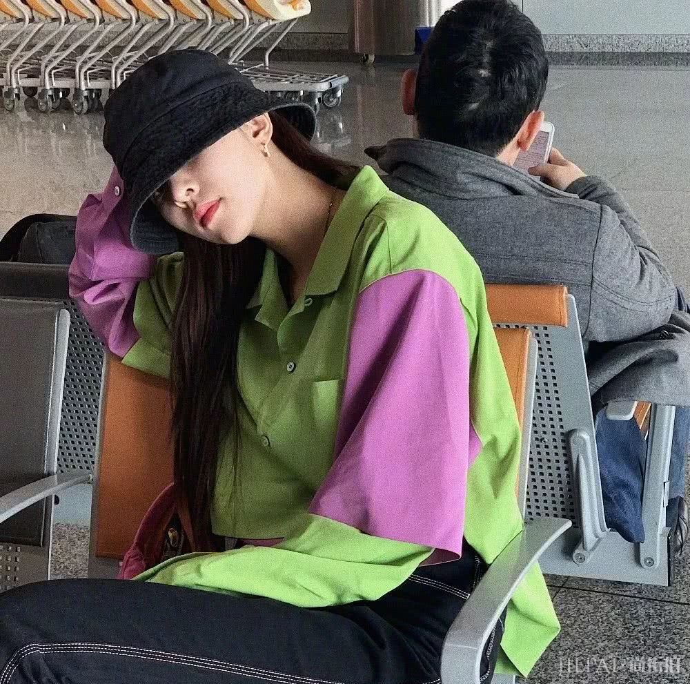 只会学泫雅穿搭?看宋妍霏穿衣打扮经了解一下