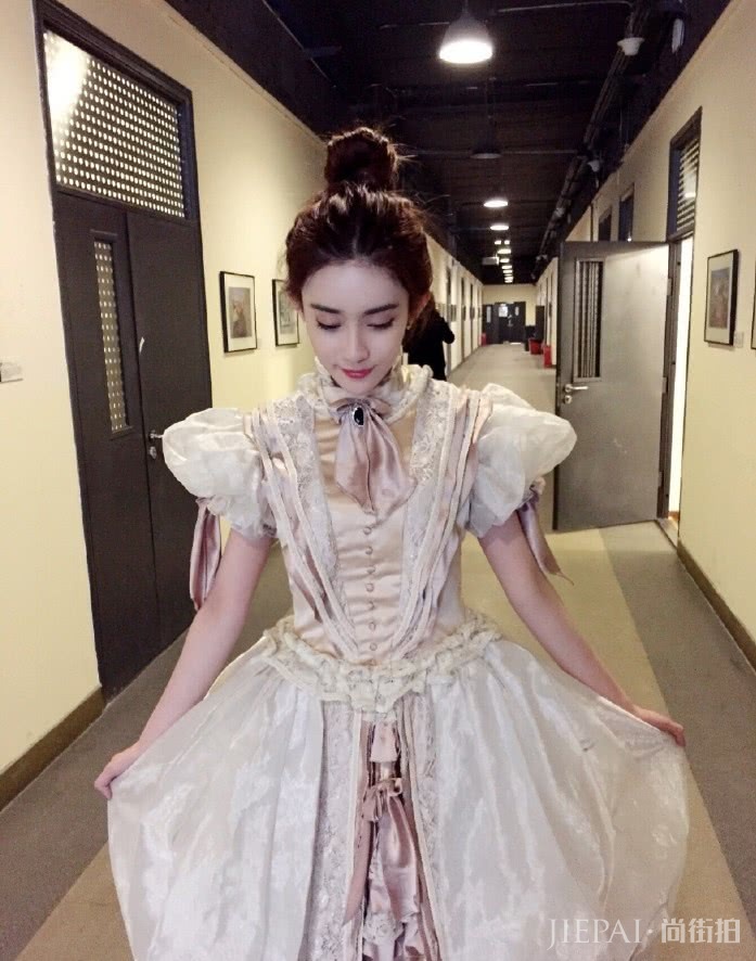 孟子义踩珍珠凉鞋亮相机场,走出时尚秀场范