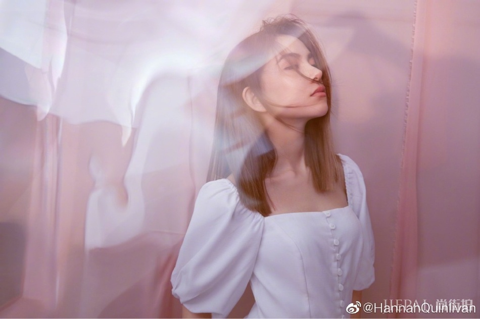 昆凌梦幻氛围下的干练造型 精致五官秀出好身材