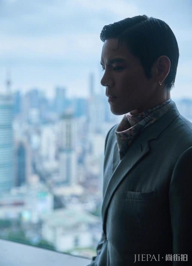 郭碧婷罕见主动秀恩爱,晒与向佐参加活动照,两人亲密合拍超恩爱