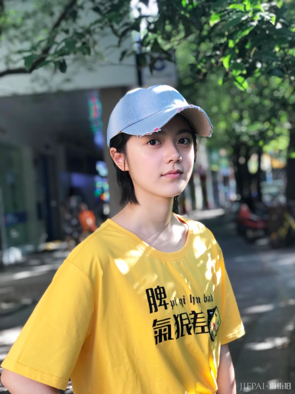 赵今麦私服搭配太高级!条纹衫配碎短发气场颜值神似王菲