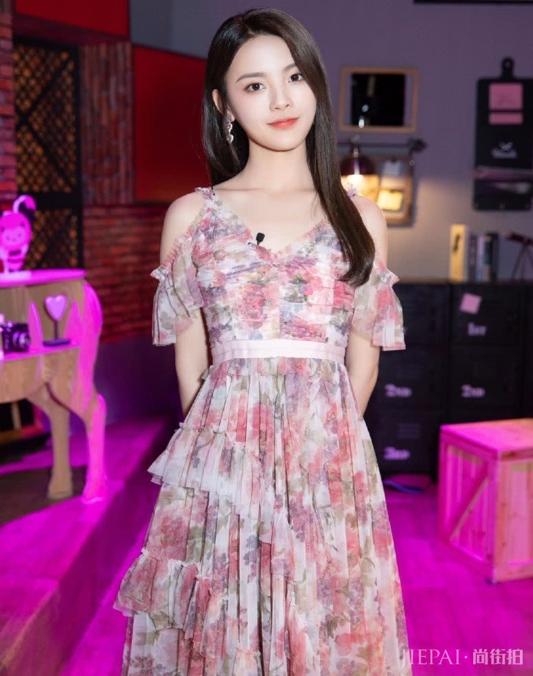 杨超越换碎花裙出场，意外很甜又时髦