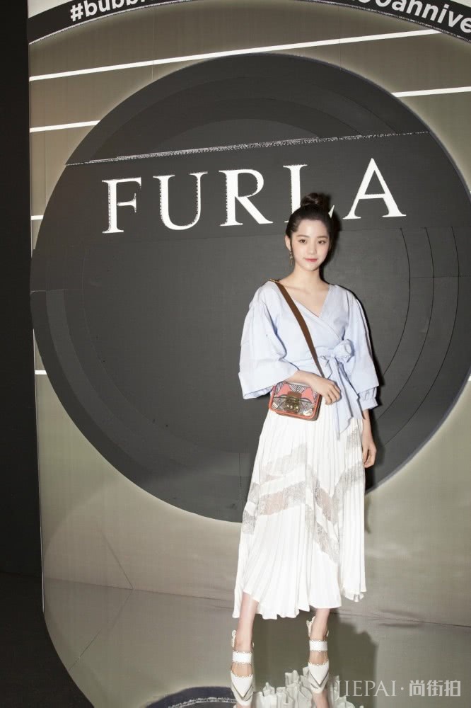 欧阳娜娜年轻活力,贵气小金裙都能穿出少女感