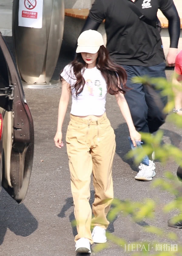 杨幂首次挑战七分裤却被“蝴蝶臀”抢镜?太厉害了