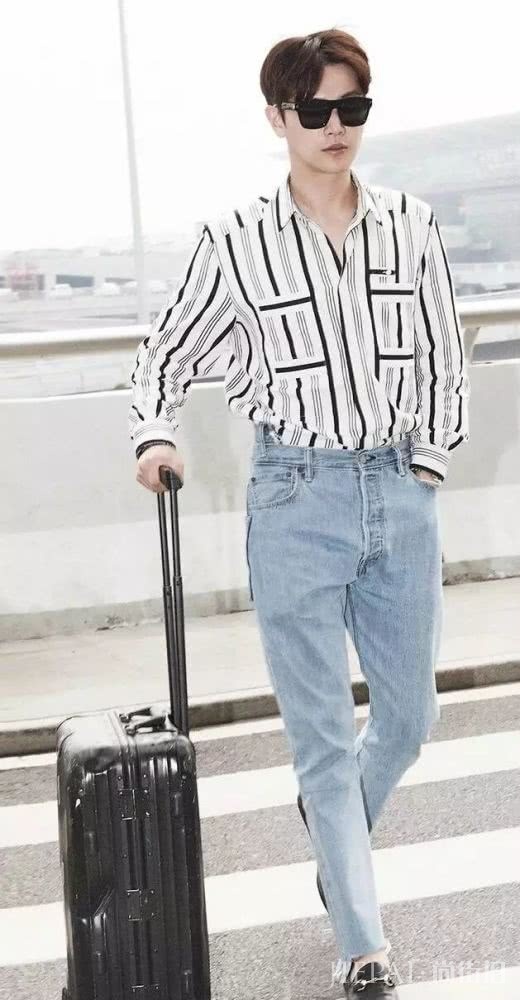 把Tee扎裤子里，不仅是显腿长