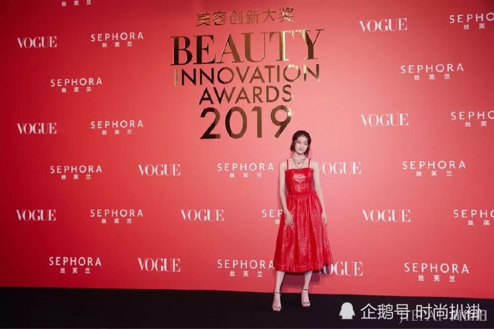 张雪迎气质太好,穿红色吊带皮裙甜美又太迷人