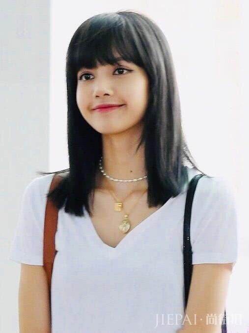 Lisa黑发现身机场,一身黑白经典休闲穿搭,仿佛人间芭比