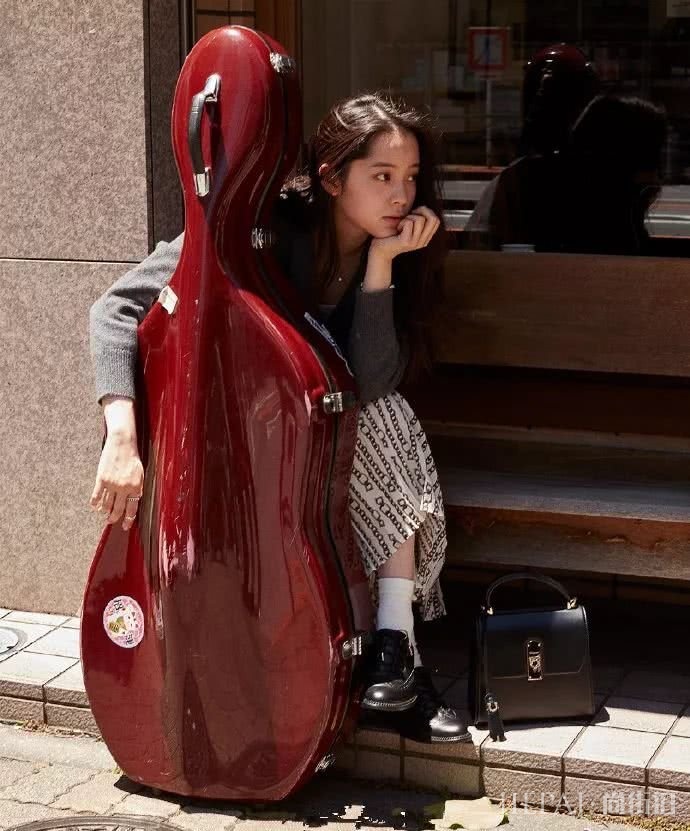 欧阳娜娜变身日系少女，“颓废妆”高级脸满分