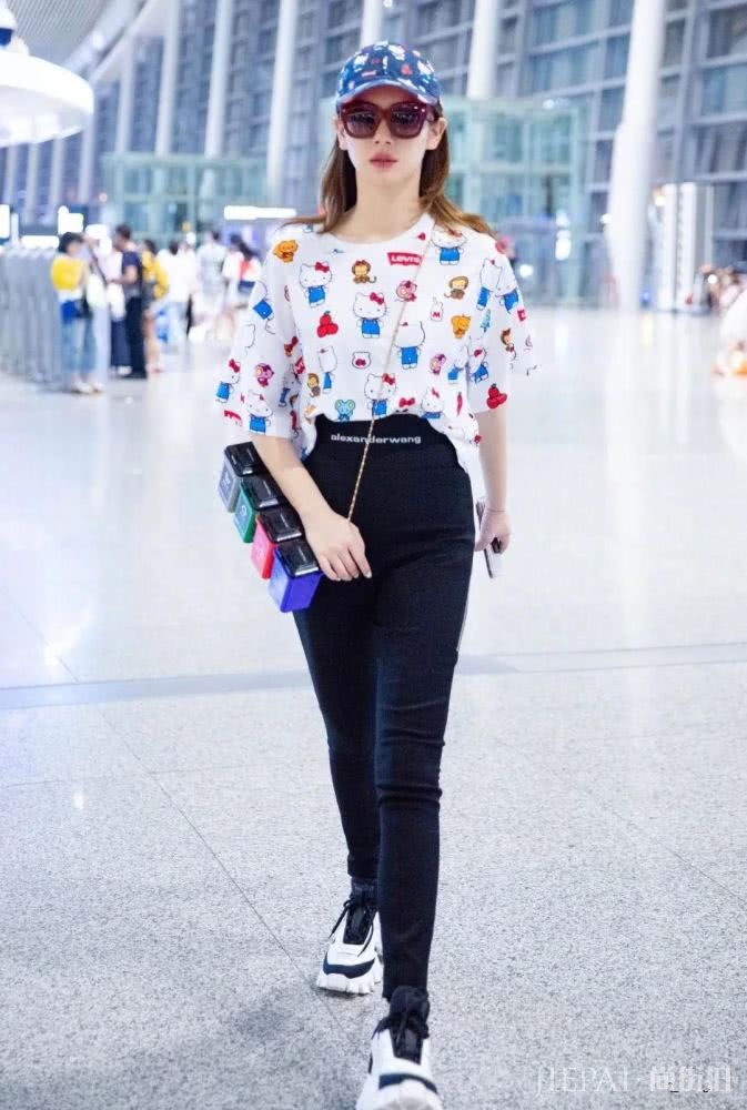 戚薇背着垃圾分类包出门?可爱实用又不失时尚,真不愧是时尚女王