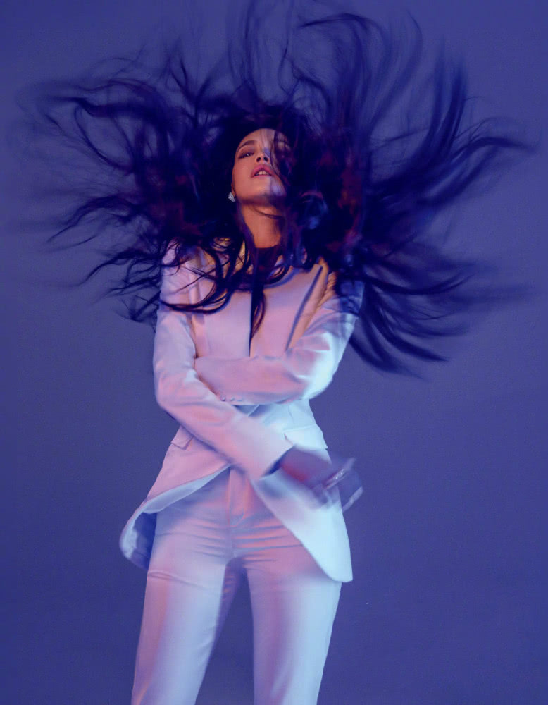 舒淇登时尚杂志美飞,斑马上衣引领时尚,飘逸卷发化身“美杜莎”