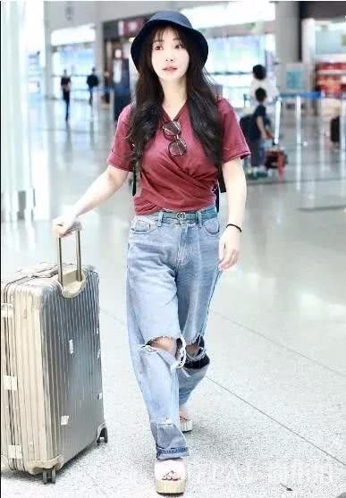 柳岩一身清爽打扮现身装扮个性少女,可惜败给了这双鞋拉低美感