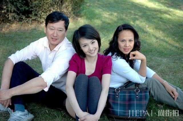 郑爽与妈妈首次综艺节目同框，街边偶遇忍不住夸好年轻