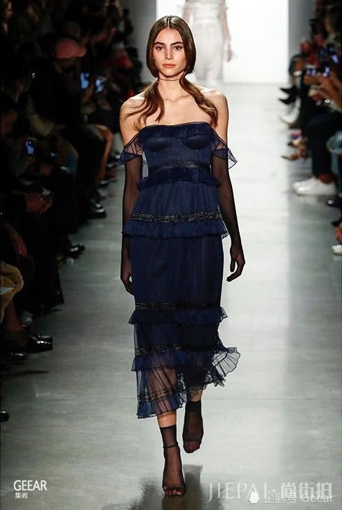 低马尾鲨鱼夹Choker发型，从T台掀起的90年代复古潮流