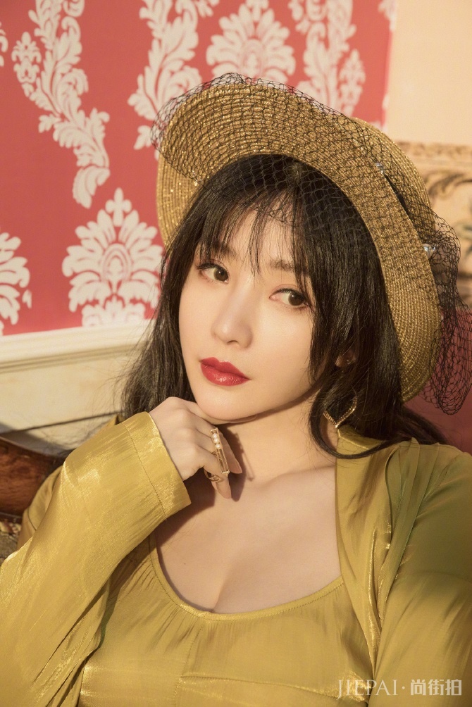 柳岩穿金色吊带睡衣拍写真,展现成熟女性的魅力