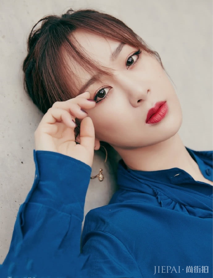 杨紫杏眼圆脸配星空衬衫,御姐气质明显
