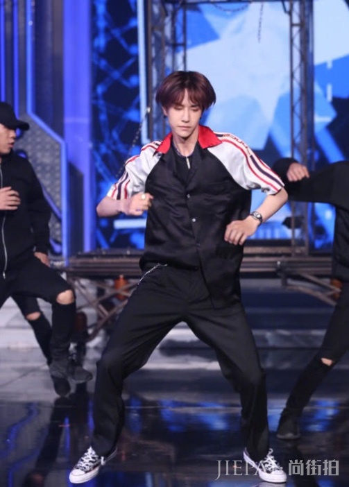 本以为肖战和王一博舞技超群，看到师姐，才懂为什么他们是弟弟！