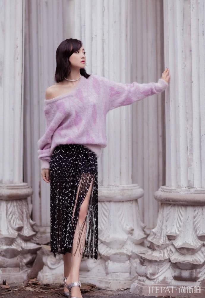 宋茜拼接卫衣配不规则半身裙，活力可爱像16岁少女