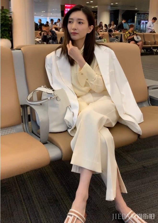 江疏影穿白色套装显气质,坐姿端庄优雅