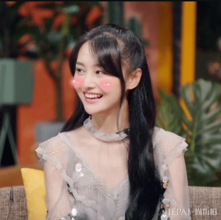 郑爽《我们长大了》换发型,半扎马尾清纯减龄,穿薄纱裙又仙又美