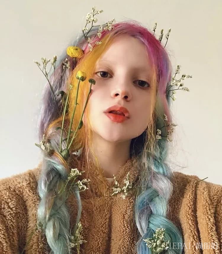 长着一张精灵脸的俄罗斯少女,都拜倒在她的彩虹眼影和神仙发色
