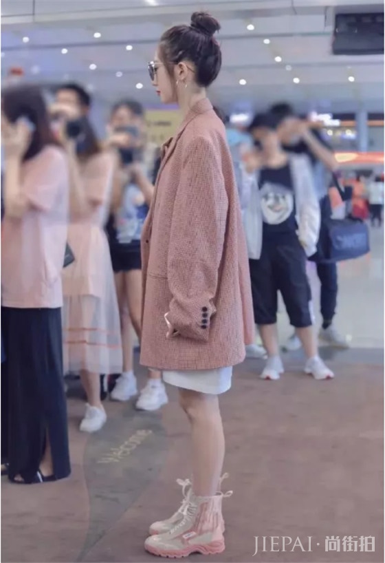 孟美岐穿西装搭配高帮老爹靴,现身机场太抢眼