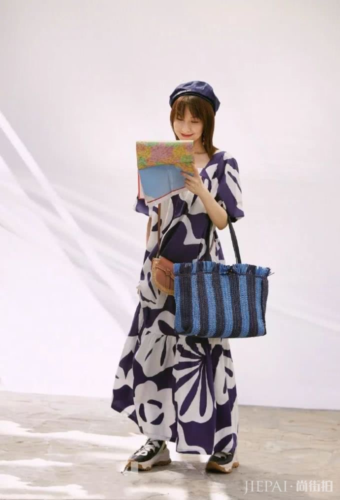 吴昕工装短裤配长袜,太有少女感了