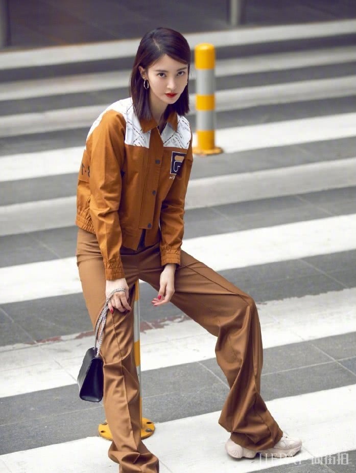 金晨“梯子袜”配“半腿毒液靴”,气场真强