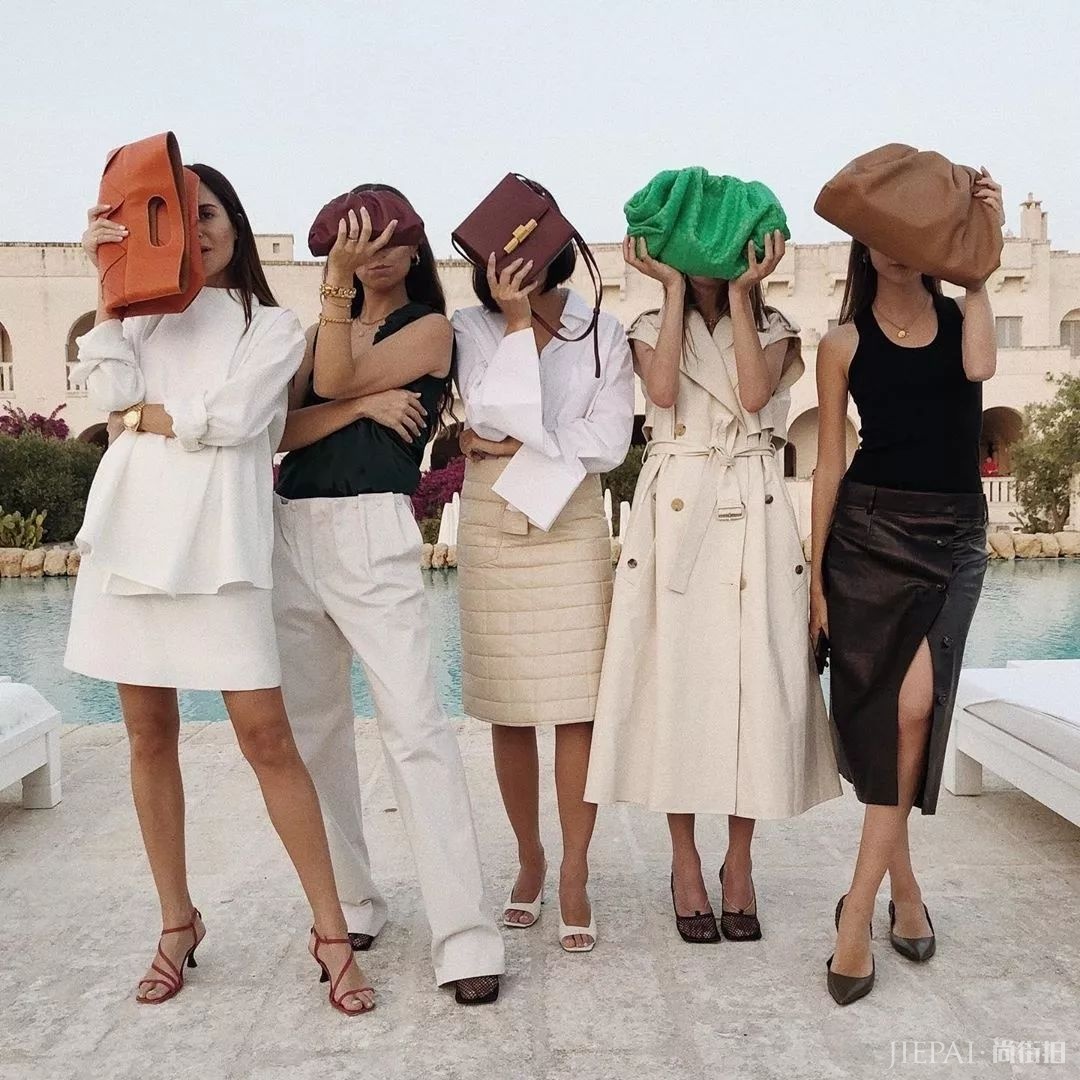 都说个矮、人穷注定与时尚无缘，这个德国博主却时髦到飞起！