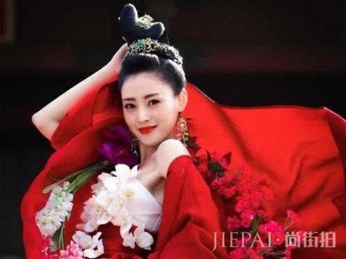 第一个从网剧红到大银幕的女星，新剧要求扮土，和路演对比更惨烈