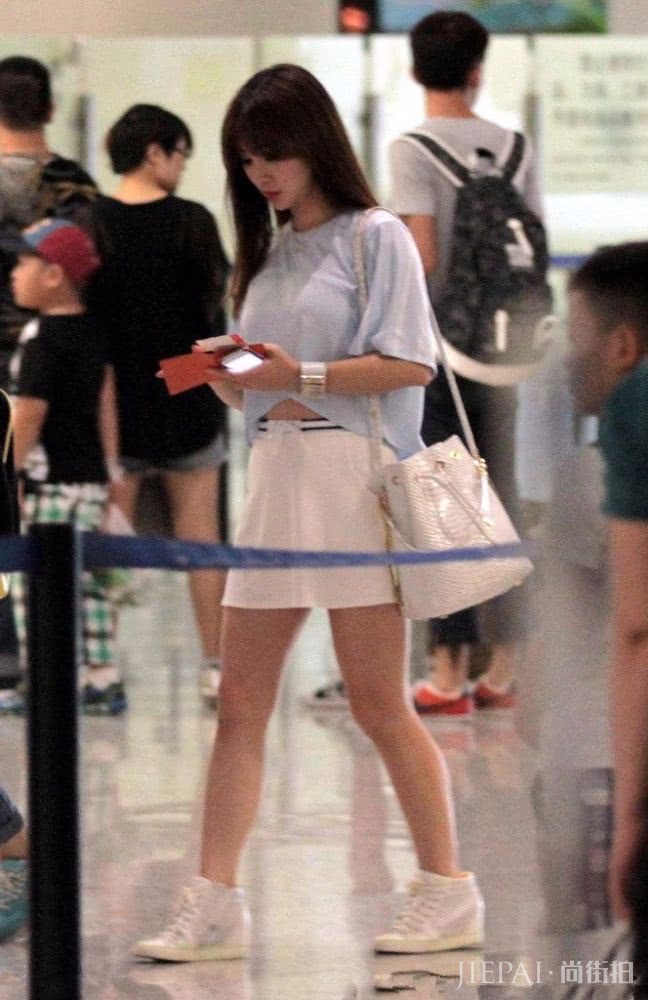 柳岩一身清爽打扮现身装扮个性少女,可惜败给了这双鞋拉低美感