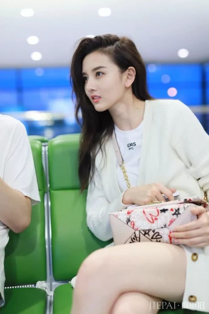 宋祖儿机场撩发港味十足,圈粉不少