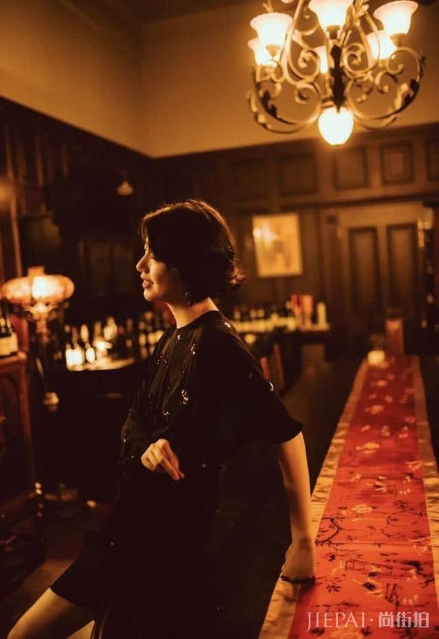 李亚鹏女朋友晒九宫格写真,穿礼服露小蛮腰,优雅知性尽显熟女风