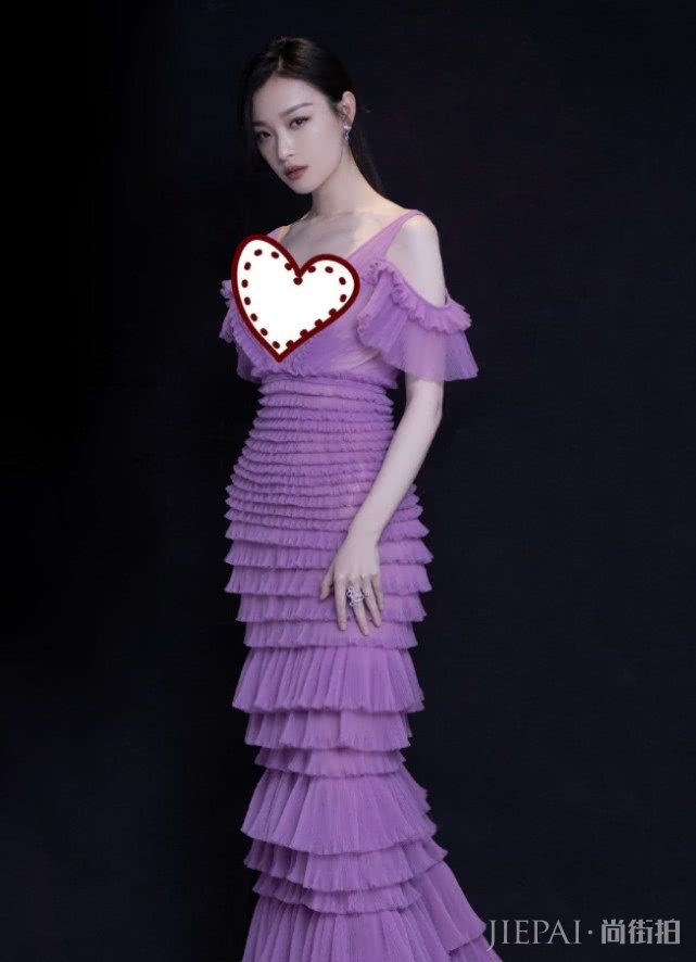陈都灵凭一条“黑魔仙的裙子”，赛过倪妮！