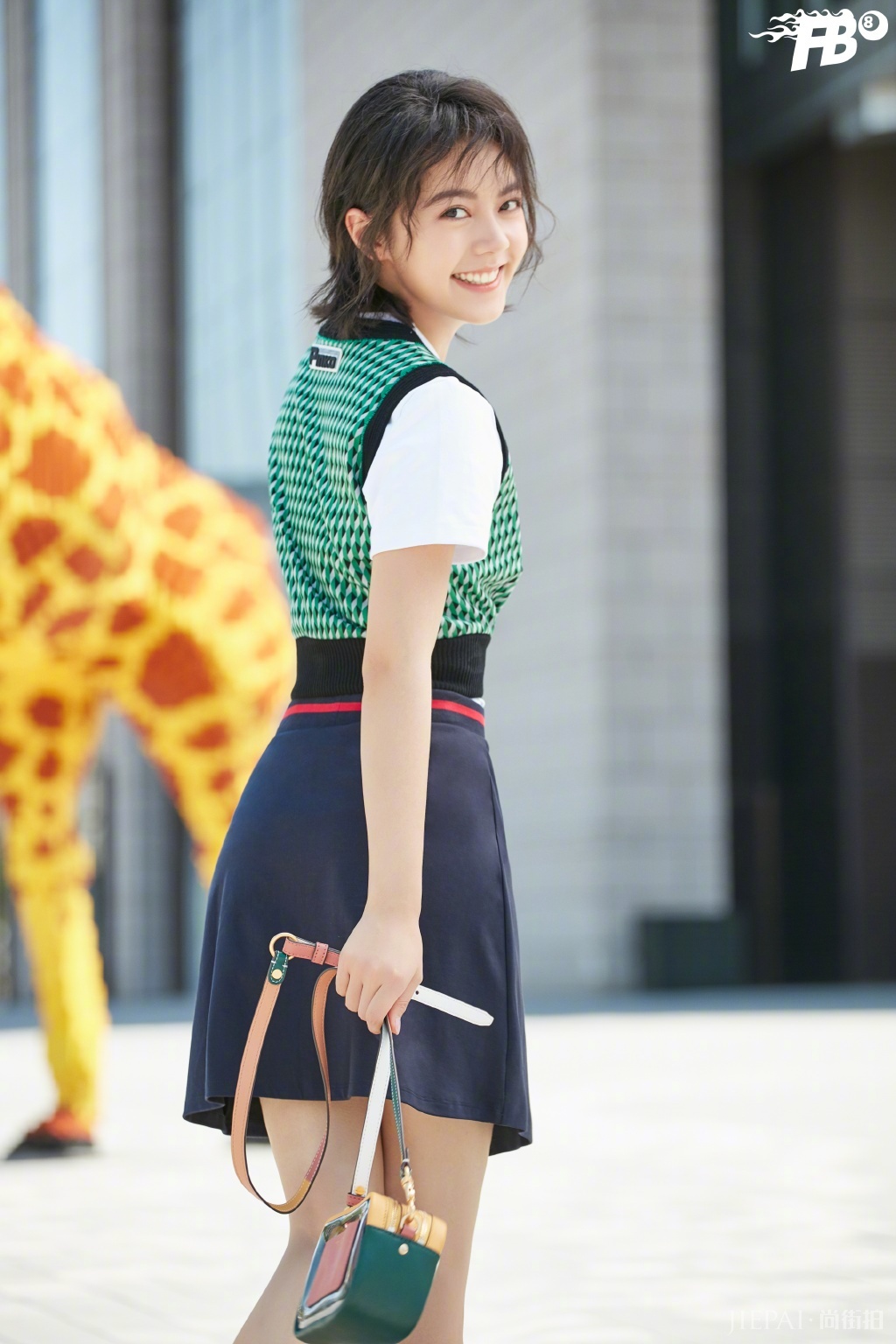 赵今麦私服搭配太高级!条纹衫配碎短发气场颜值神似王菲