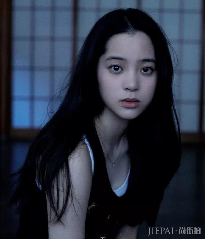 欧阳娜娜变身日系少女，“颓废妆”高级脸满分