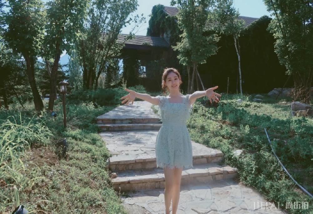 祝绪丹穿拼接衬衫配漆皮裙，双腿修长机场成亮点