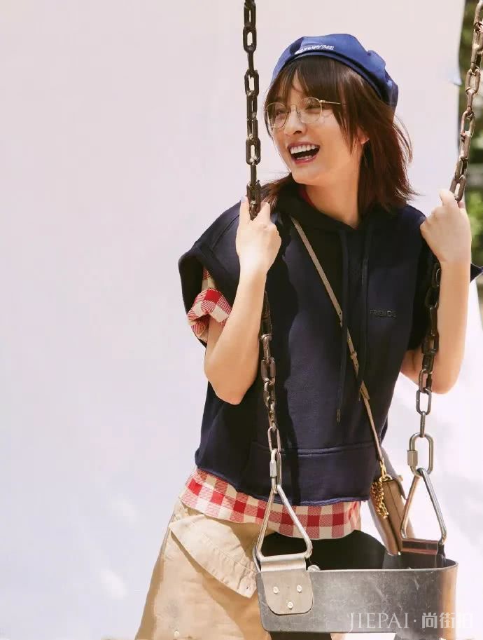 吴昕工装短裤配长袜,太有少女感了