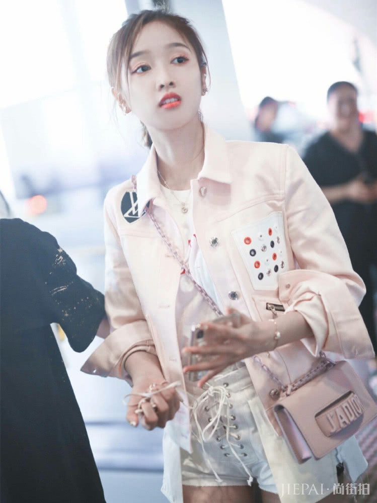 吴宣仪一条裤子穿两次,搭配不同风格却差这么多?