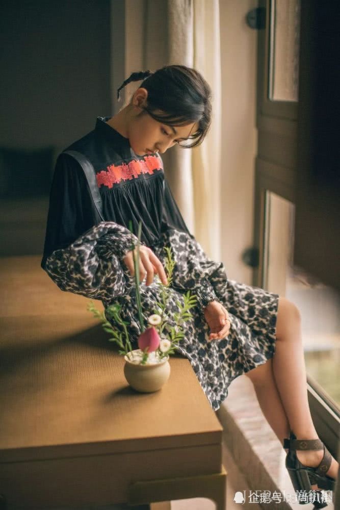 张子枫穿复古拼接连衣裙,彰显时髦感