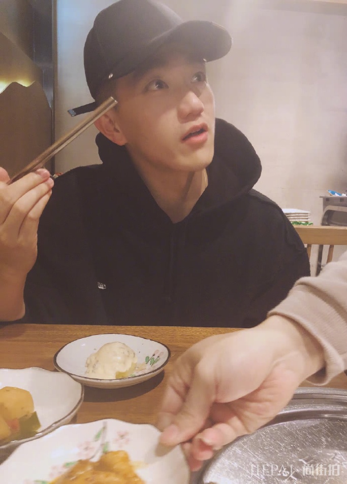 张馨予女儿照片曝光 何捷为女儿剃头发尽显父爱